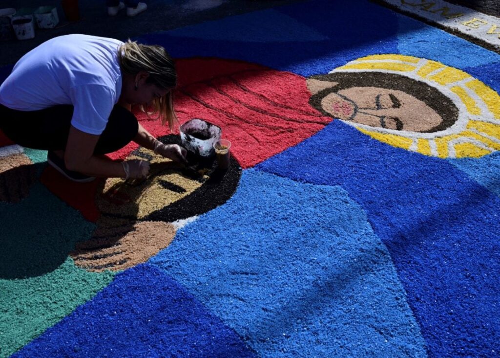 Tapetes coloridos enfeitam as ruas de diversas cidades brasileiras durante a celebração (Foto: Pablo Porciuncula/AFP)