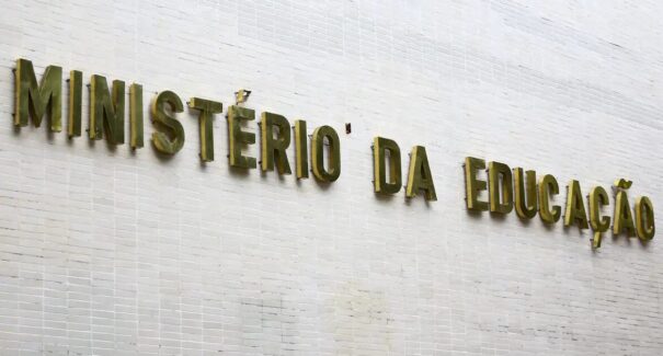 MEC libera acúmulo de benefícios para estudantes de graduação