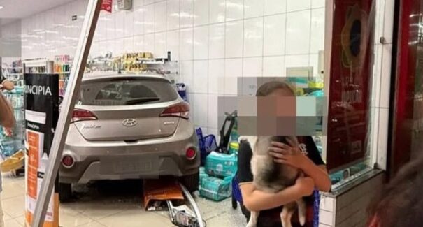 Carro invade farmácia na Avenida dos Holandeses e deixa um ferido