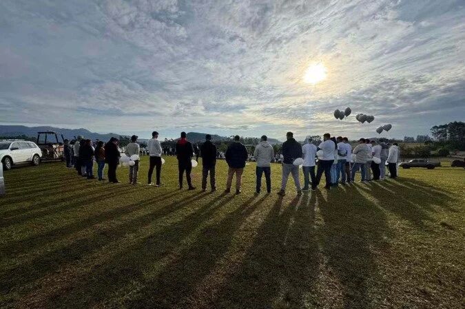 Homenagem às vítimas da tragédia em Praia Grande (SC) uma semana após o acidente; empresas receberam aval para retomar voos em balões de ar quente - (crédito: Natália Chaves/NSC TV)