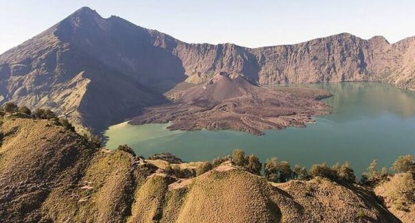 Governador de região do Monte Rinjani reconhece falhas no resgate de brasileira
