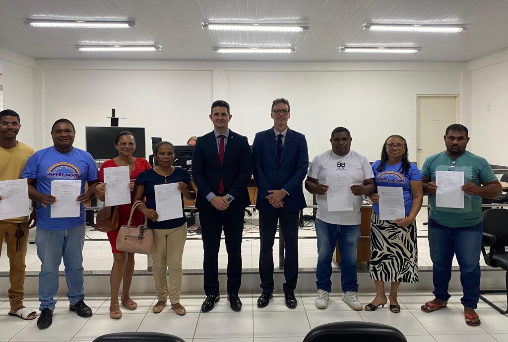 Representantes das entidades sociais e do Judiciário na cerimônia de assinatura do convênio  (Crédito: Divulgação)
