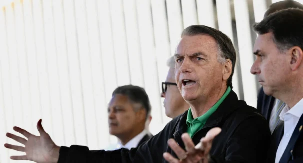 O que se sabe sobre o pen drive encontrado na casa de Bolsonaro