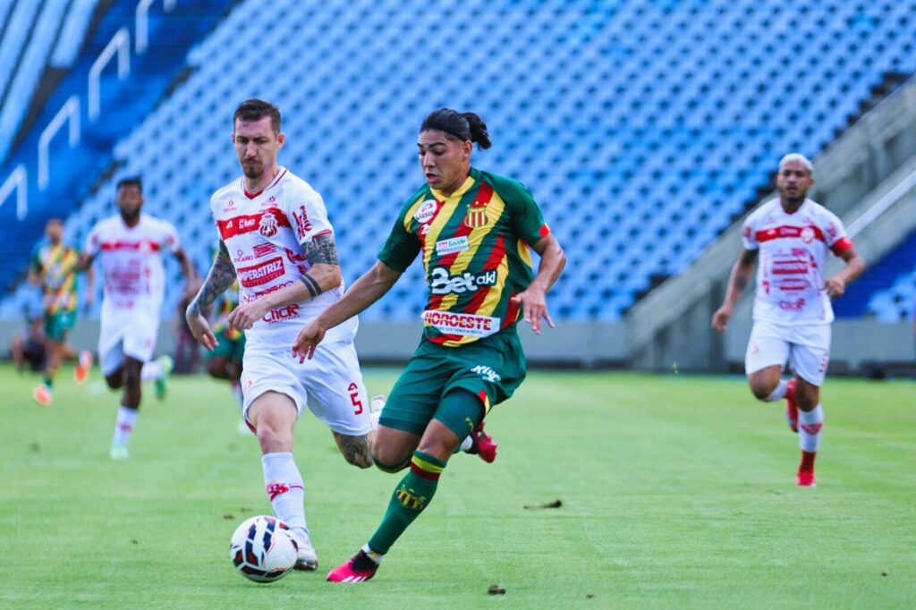 Matias Verdun (C) foi um dos destaques do jogo. (Foto: Ronald Felipe/Sampaio)