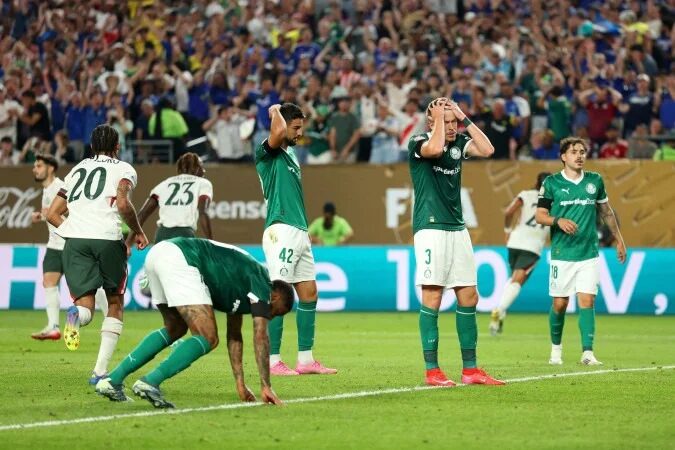 Jogadores do Palmeiras desabam desolados depois do gol da vitória do Chelsea: desvio na zaga alviverde tirou o goleiro Weverton da jogada (Foto: Luke Hales/Getty Images via AFP)

