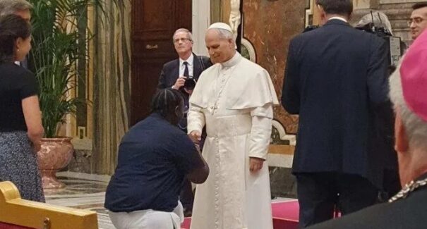 Papa Leão XIV autografa carta Pokémon de fiel em Roma