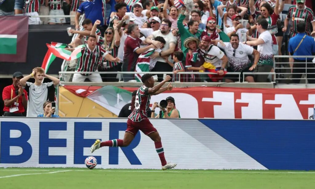 Hércules decide o jogo (Foto: Reuters/Nathan Ray Seebeck)