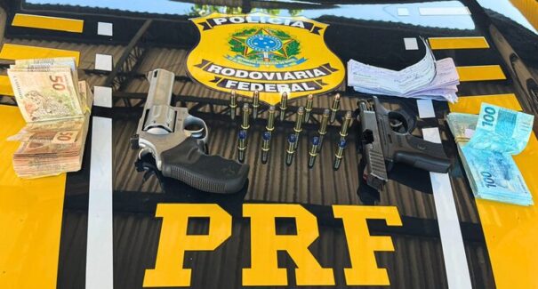 PRF apreende armas de fogo, 266 munições e mais de R$ 8 mil em espécie na BR-010