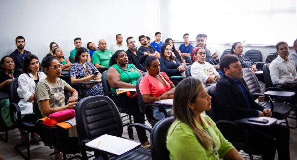 Beneficiários do programa Maranhão Livre da Fome participam da aula inaugural de cursos de qualificação em estética e beleza