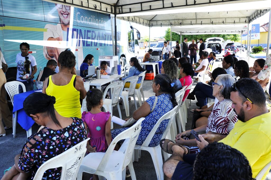 População aguarda atendimento e audiência do projeto Conciliação Itinerante em São Benedito do Rio Preto - (crédito: Ribamar Pinheiro)