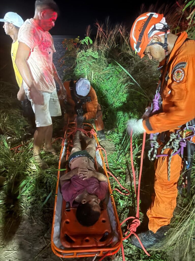 O trabalho de salvamento foi intenso, devido ao local da queda ser de acesso difícil, com terreno bastante íngreme, desníveis acentuados e tomado por lama (Foto: Divulgação)