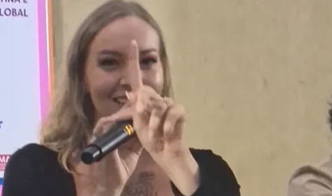 Tertuliana Lustosa cantou uma música sua chamada 
