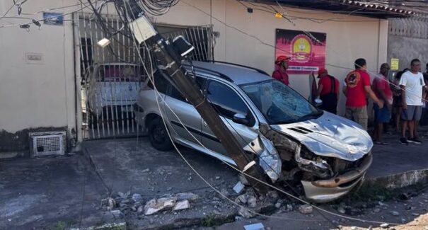 Carro atropela pedestre, colide com poste e invade residência no Maiobão, em Paço do Lumiar
