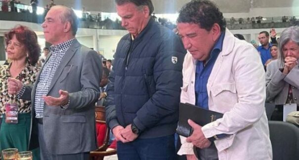 Jair Bolsonaro chora durante culto ao lado de Michelle e filho