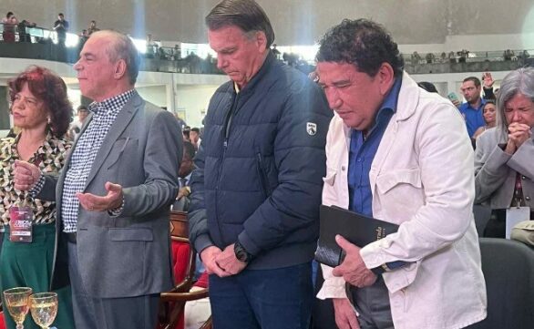 Jair Bolsonaro chora durante culto ao lado de Michelle e filho