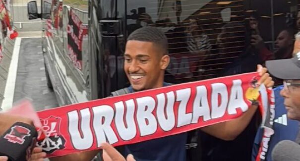 Samuel Lino chega ao Rio de Janeiro para firmar contrato com o Flamengo em negociação histórica