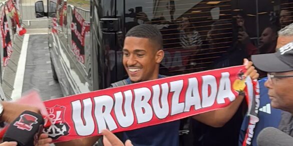 Samuel Lino chega ao Rio de Janeiro para firmar contrato com o Flamengo em negociação histórica