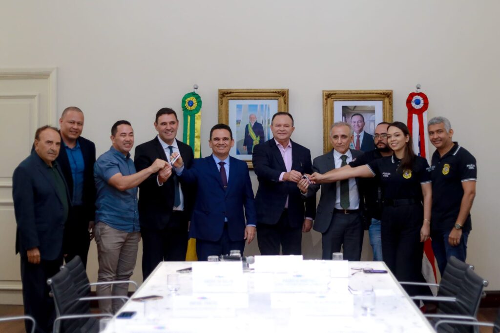 Carlos Brandão governador do Maranhão entrega equipamentos para novas delegacias (Foto: Rodrigo Ribeiro)