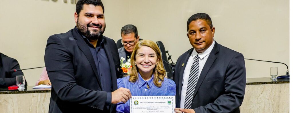 Iracema Vale foi homenageada com o título de Cidadã Itapecuruense em reconhecimento aos serviços prestados ao município (Foto: Divulgação)