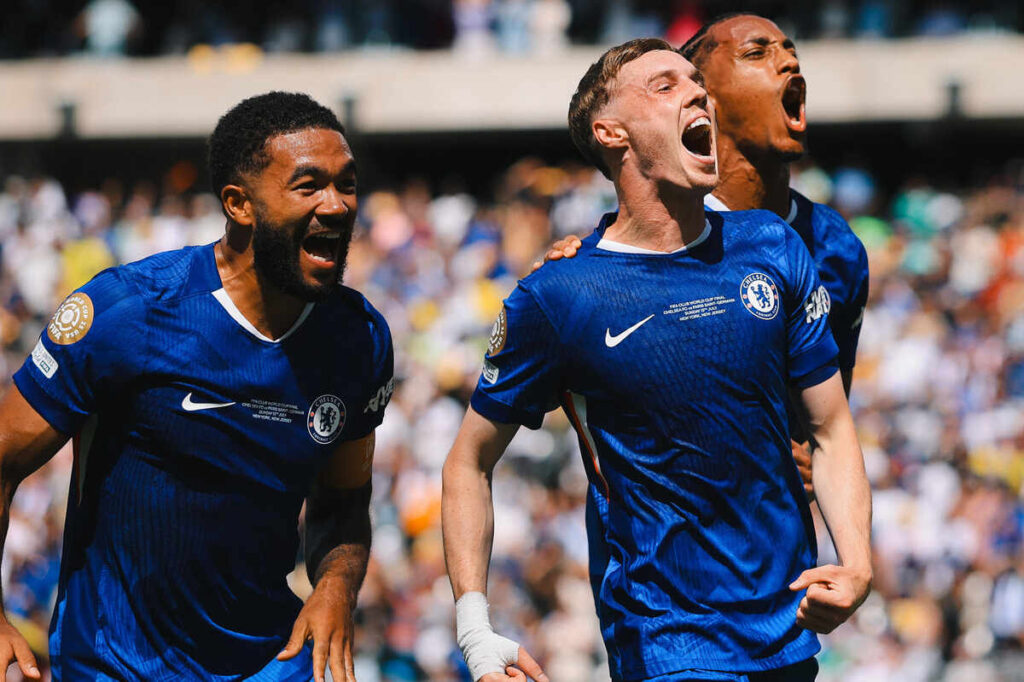 Palmer (centro), João Pedro (mais à direita) e Reece James celebram um dos gols do Chelsea sobre o PSG (Foto: Divulgação/Chelsea)