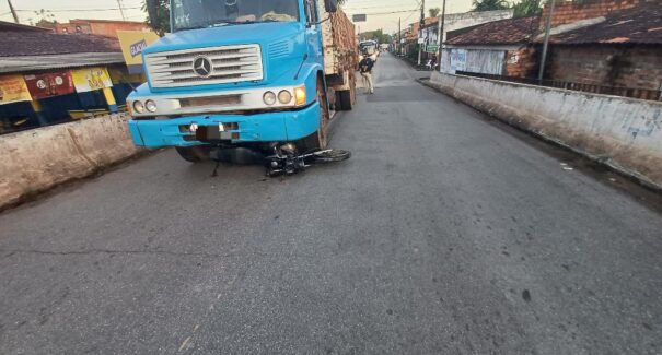Motociclista fica gravemente ferida após colidir com caminhão na BR-402, em Rosário