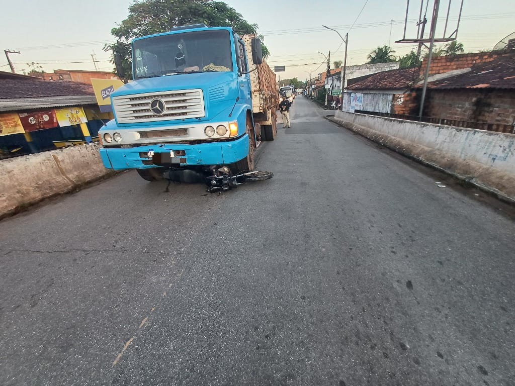 Motociclista fica gravemente ferida após colidir com caminhão na BR-402, em Rosário