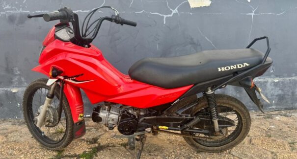 Jovem sem CNH é autuado após ser flagrado empinando moto em via pública