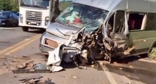 Três pessoas morrem em acidente entre carro e van na BR-222, em Buriticupu