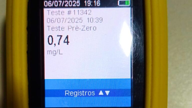 Submetido ao teste do bafômetro, foi registrado o índice de 0,74 miligramas de álcool por litro de ar expelido pelos pulmões (Foto: Divulgação/PRF)
