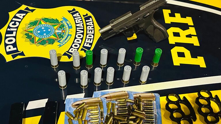 A equipe PRF encontrou uma pistola Taurus TH9, calibre 9mm, além de 105 munições calibre 9mm, 15 munições calibre 38 e 13 munições calibre 12 (Foto: Divulgação/PRF)