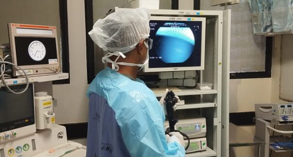 Câncer de intestino cresce entre jovens e desafia médicos com diagnóstico tardio e estigma