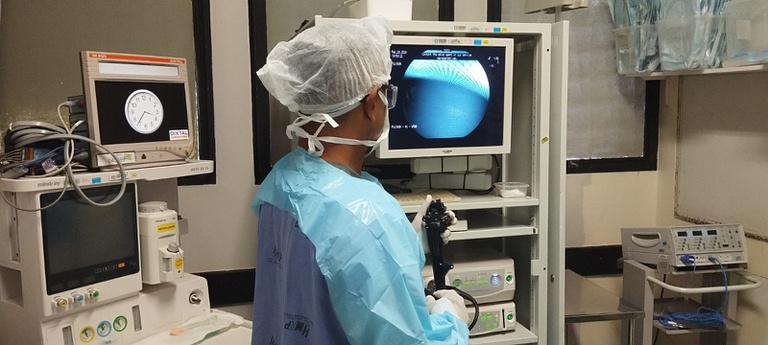 Câncer de intestino cresce entre jovens e desafia médicos com diagnóstico tardio e estigma