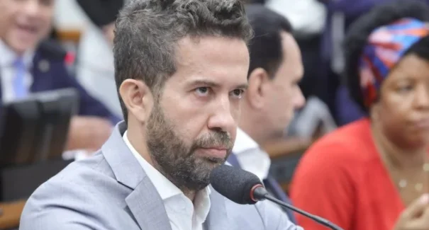 Câmara suspende mandato de André Janones por 90 dias após discussão com Nikolas Ferreira