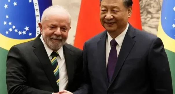 China condena tarifa dos EUA contra o Brasil e acusa Trump de usar comércio como forma de intimidação