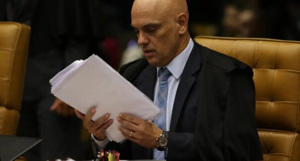 Moraes impõe tornozeleira e restrições a Bolsonaro por risco de fuga e coerção