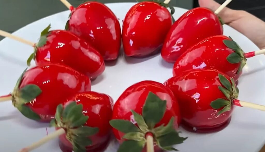 Nos últimos dias, um doce diferente chamou a atenção nas redes sociais: o morango do amor (Foto: Reprodução/YouTube/Rosi Pacheco)