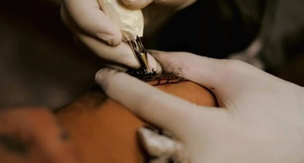 Conselho Federal de Medicina proíbe uso de anestesia em tatuagem