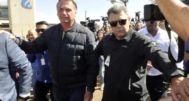 Bolsonaro permanece em casa no domingo após colocar tornozeleira eletrônica