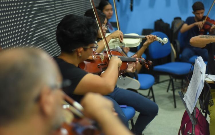 Os cursos oferecidos incluem coral escola (adulto e infantil), flauta doce, percussão, teclado, violão, violino e teatro, com vagas limitadas e divididas por faixa etária e turno. (crédito: divulgação)