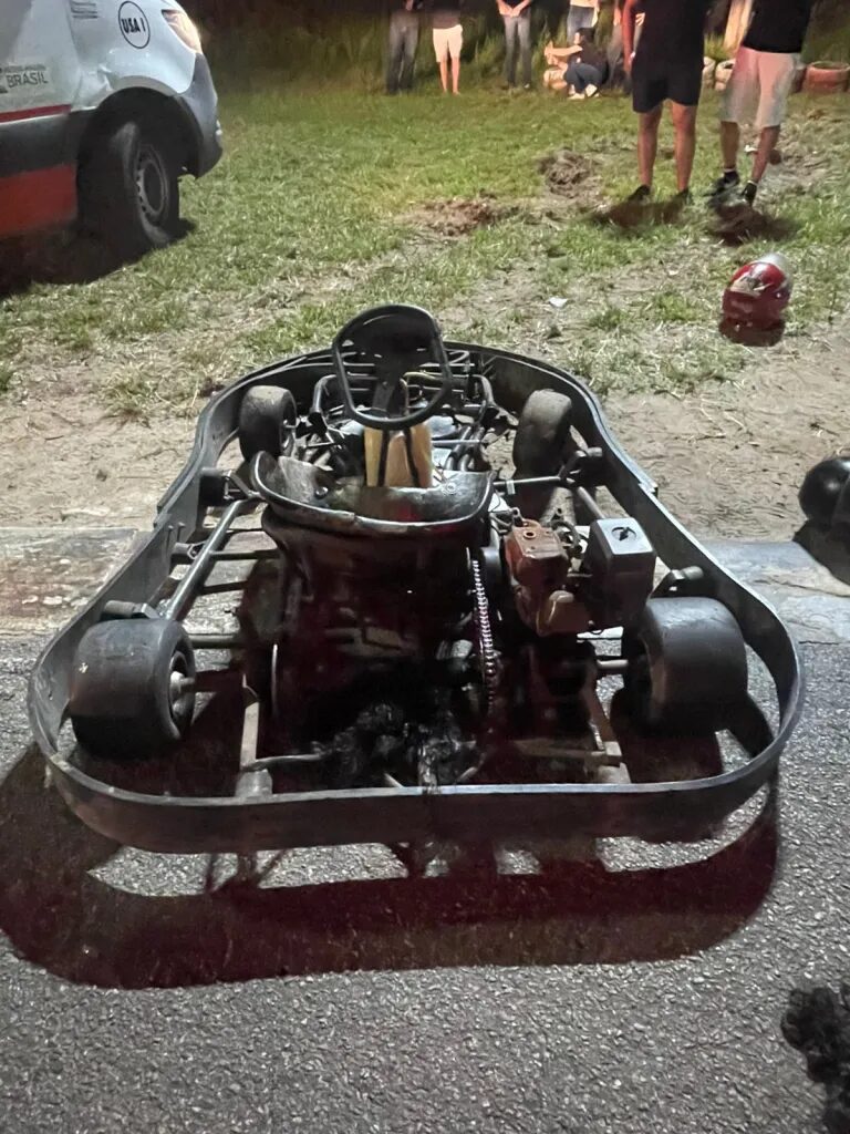 Durante a prova, a condutora do kart número 6 teve os cabelos puxados pela corrente do motor.  - (crédito: reprodução/redes sociais)