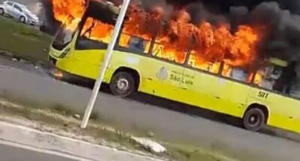 Ônibus pega fogo no bairro Forquilha, em São Luís