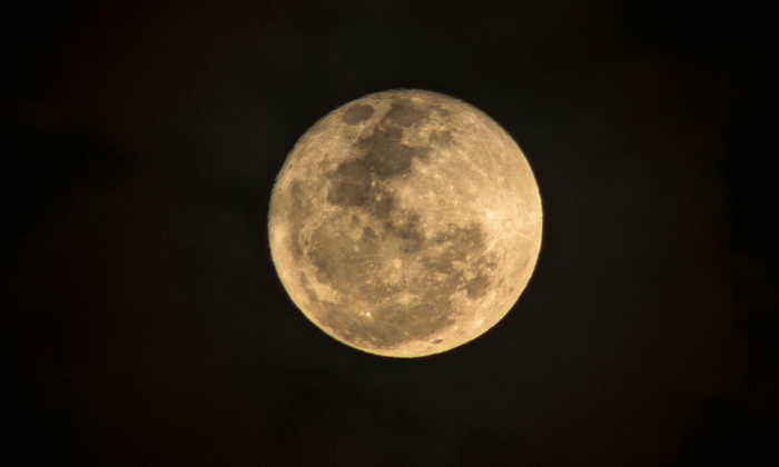 A Lua do Veado fica mais iluminada e pode ter uma coloração diferente (Foto: Vinicius A. Nascimento/Pexels)