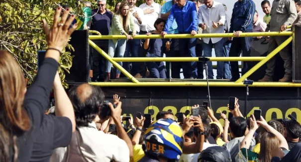 De tornozeleira, Bolsonaro participa de motociata paralela ao Capital Moto Week