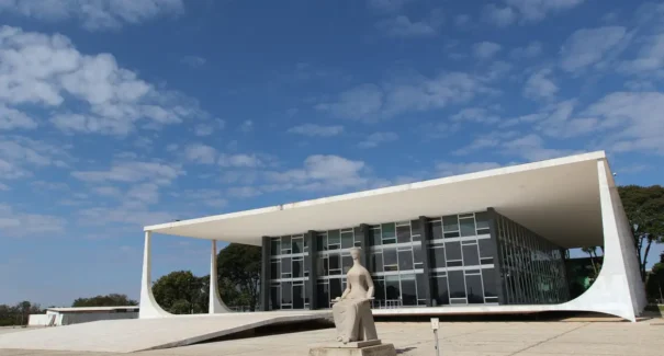STF abre inquérito para investigar negociação de dólar antes do tarifaço
