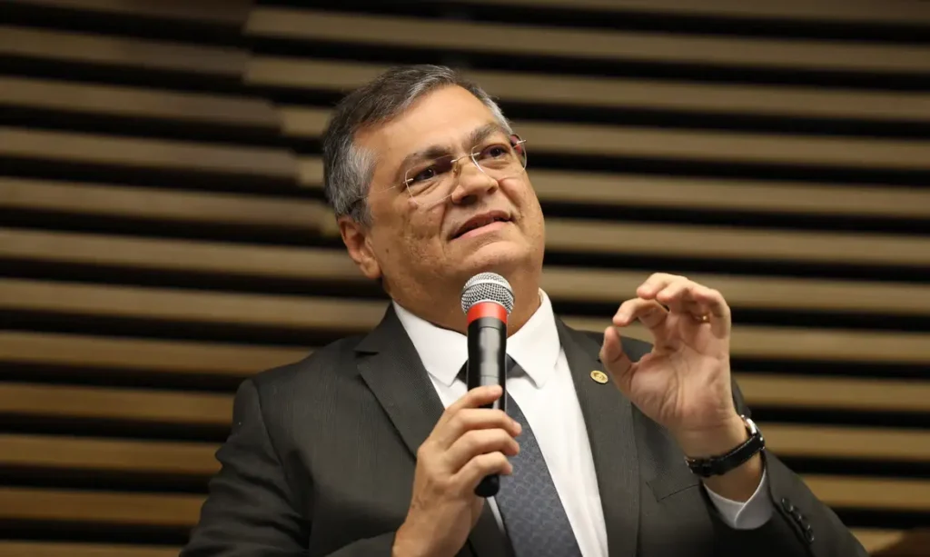 Flávio Dino defende soberania nacional e rejeita pressões externas