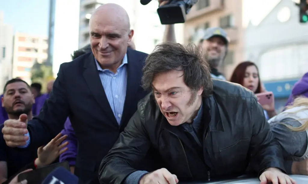 Milei e irmã são recebidos com pedradas em carreata na Argentina; veja o vídeo