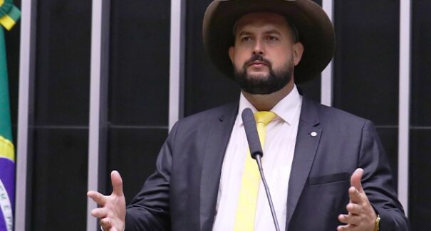 Zé Trovão ameaça Alexandre de Moraes em discurso na Câmara e se retrata