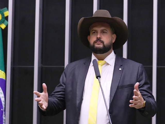 Zé Trovão ameaça Alexandre de Moraes em discurso na Câmara e se retrata