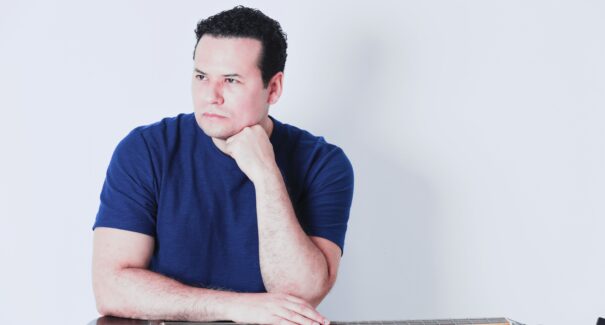 “Autossugestão”: Fábio Allex libera novo single inspirado em técnica psicológica