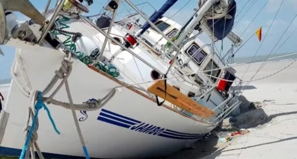 Veleiro sul-africano naufraga próximo à Ilha de Lençóis, no litoral do Maranhão